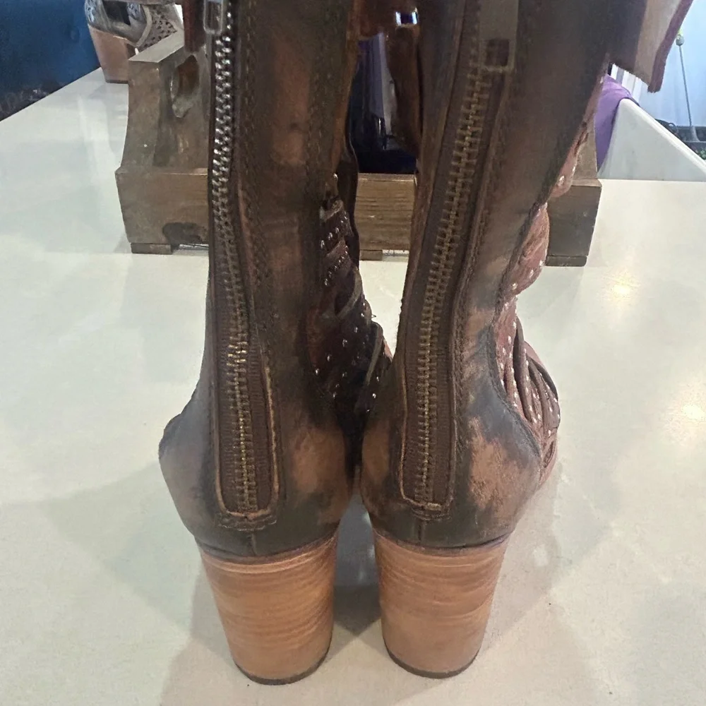 Freebird Lotus Brown Leather Sandals w Studded Detail Size 9, NWOT - Picture 4 of 7